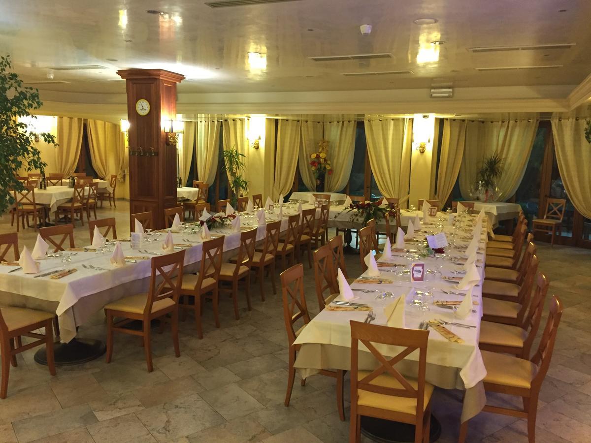 Albergo Ristorante Pizzeria Da Michele Venzone Exterior foto